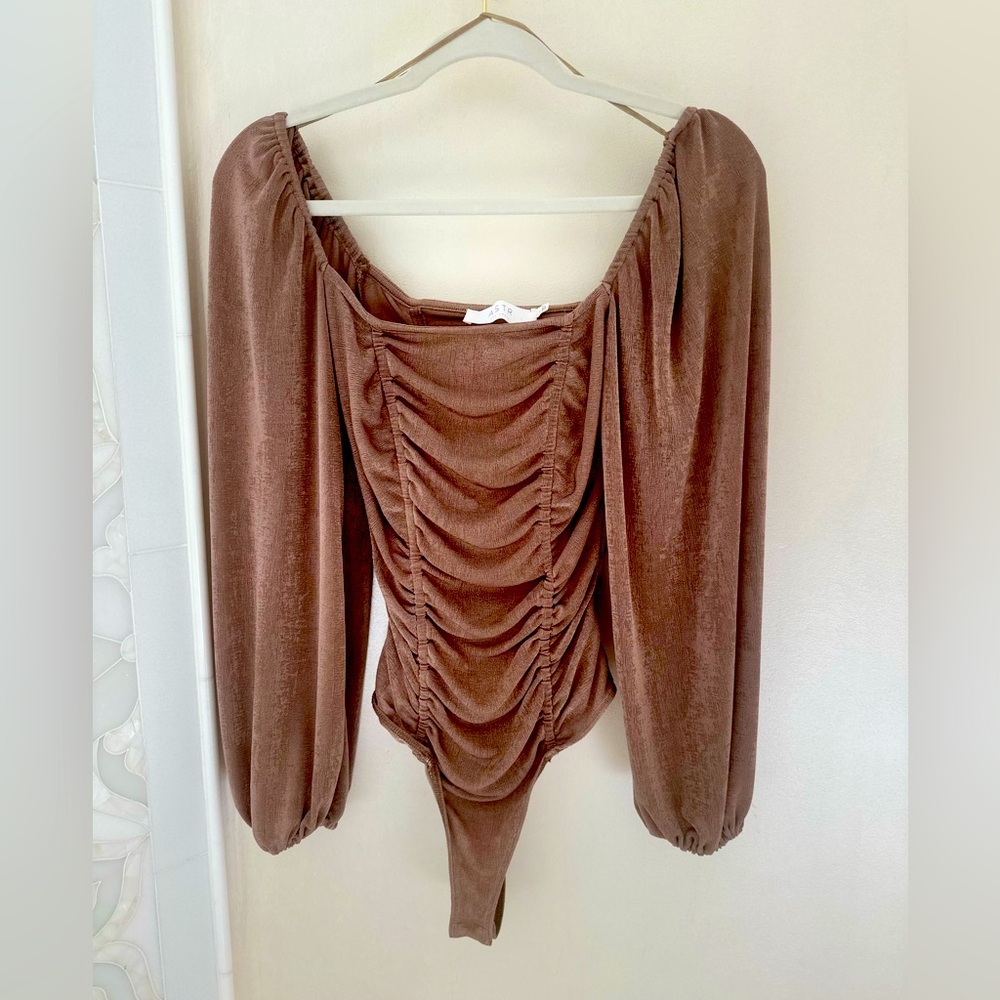 NWOT ASTR The Label Silky Ruched Puff-Sleeve Thong Bodysuit - Size Small